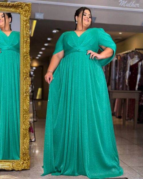 Vestido de Festa Plus Size Verde Esmeralda Capa Xale, Tecido Brilho.