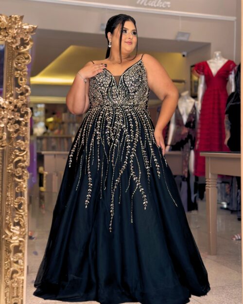 Vestido plus size preto luxo