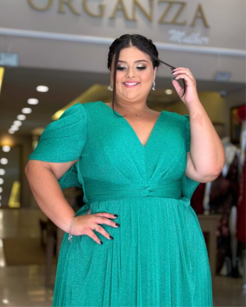 Vestido de Festa Plus Size Verde Esmeralda Capa Xale, Tecido Brilho.
