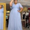 Vestido de Festa Plus Size Azul Serenity Capa Xale, Tecido Brilho.