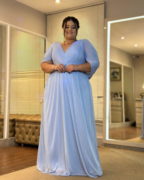 Vestido de Festa Plus Size Azul Serenity Capa Xale, Tecido Brilho.